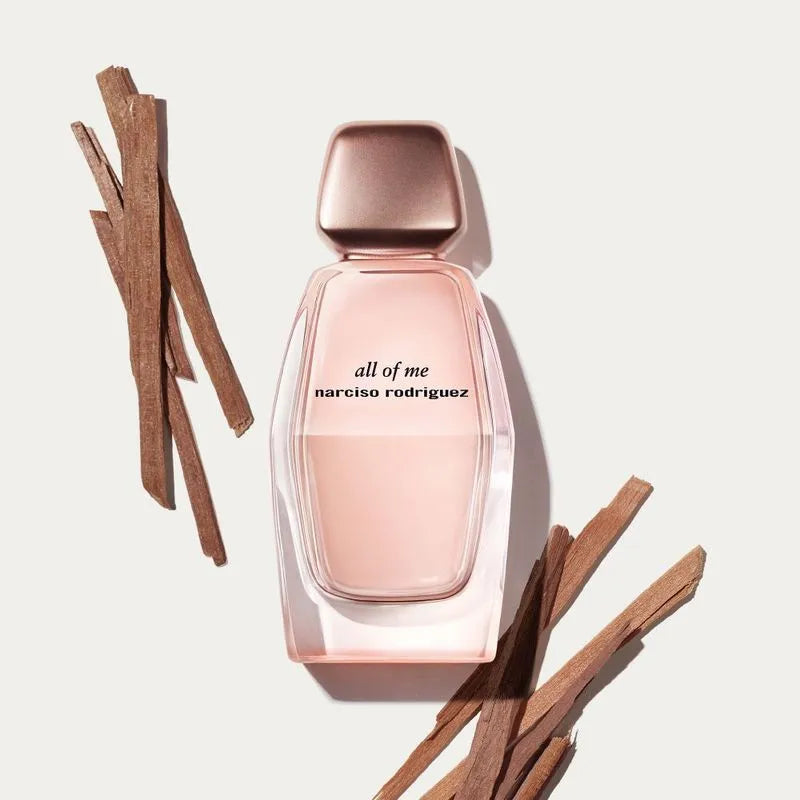 vista lateral del perfume narciso rodriguez all of me mostrando detalles del frasco y tapa transparente
