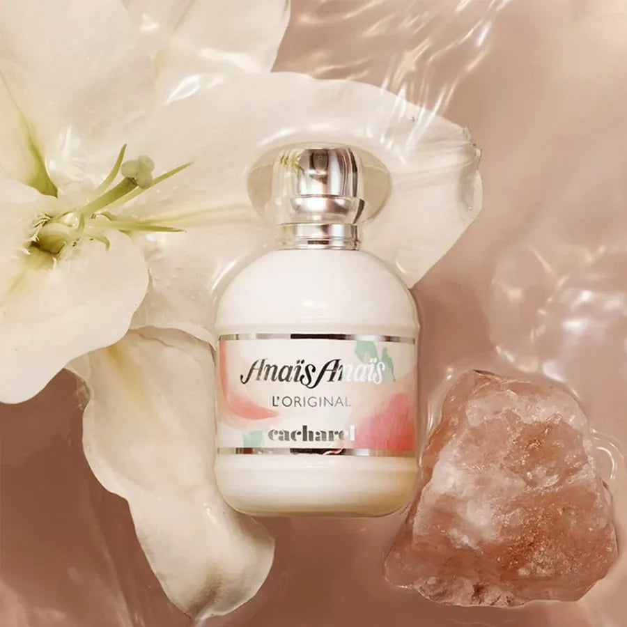 Vista frontal del perfume Anais Anais Cacharel fragancia femenina floral sofisticada