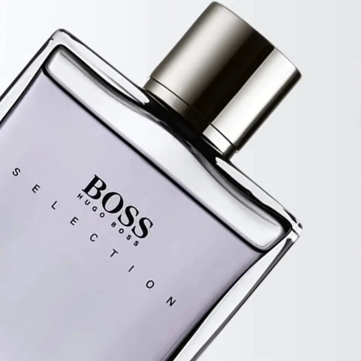 vista lateral del perfume hugo boss selection 100 ml mostrando el brillo del vidrio y el logotipo grabado