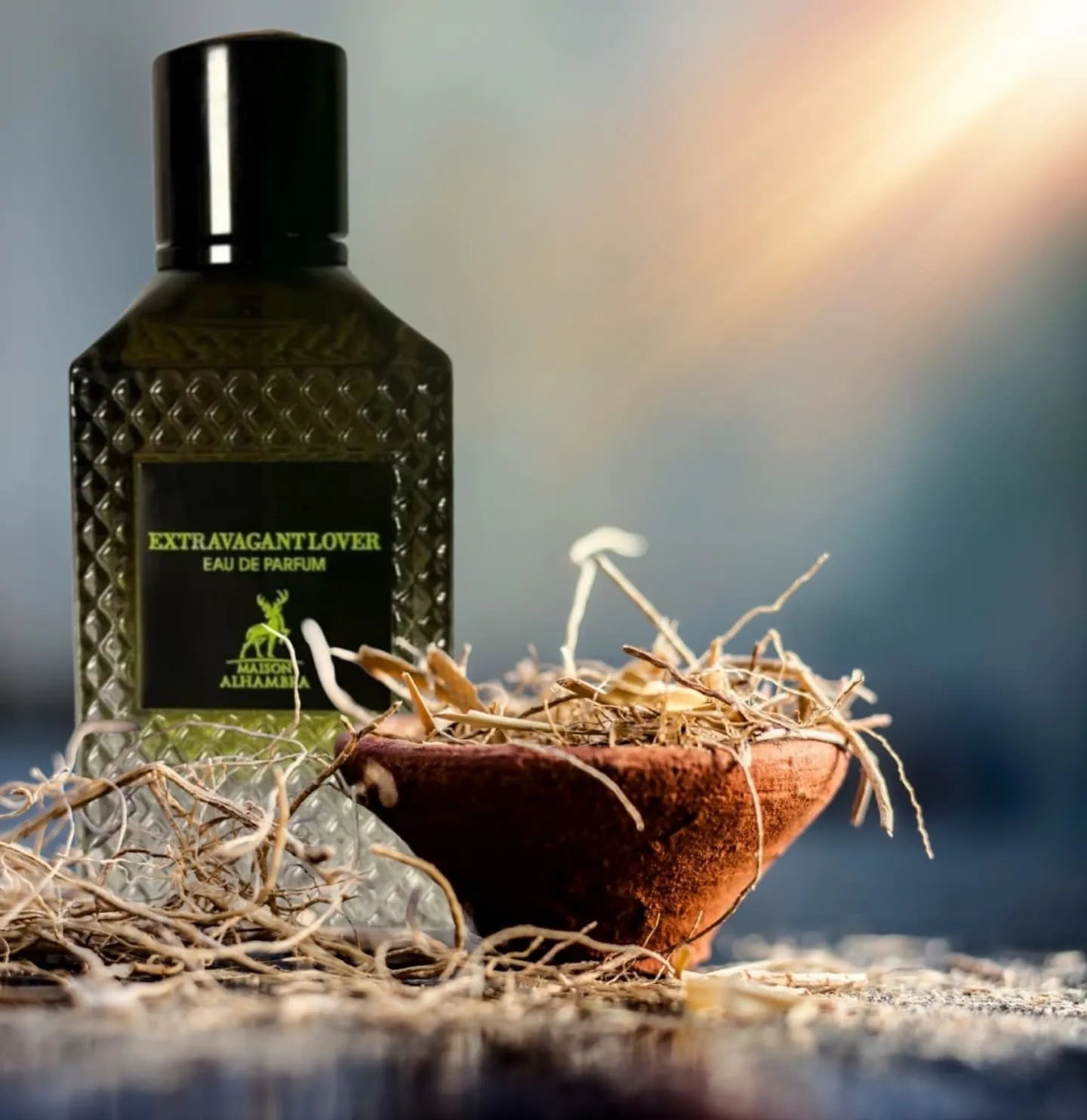 vista lateral del perfume maison alhambra extravagant lover 100 ml mostrando detalles del tapón dorado y la etiqueta