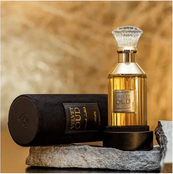 Botella de Lattafa Velvet Oud 100ml con diseño cuadrado y detalles dorados en primer plano