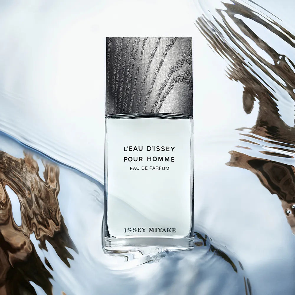 Detalle del frasco de Issey Miyake Eau de Parfum mostrando su forma cónica y acabado transparente