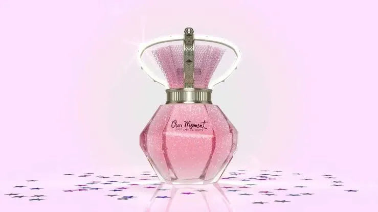 Detalle del frasco de Our Moment resaltando su forma facetada y detalles femeninos