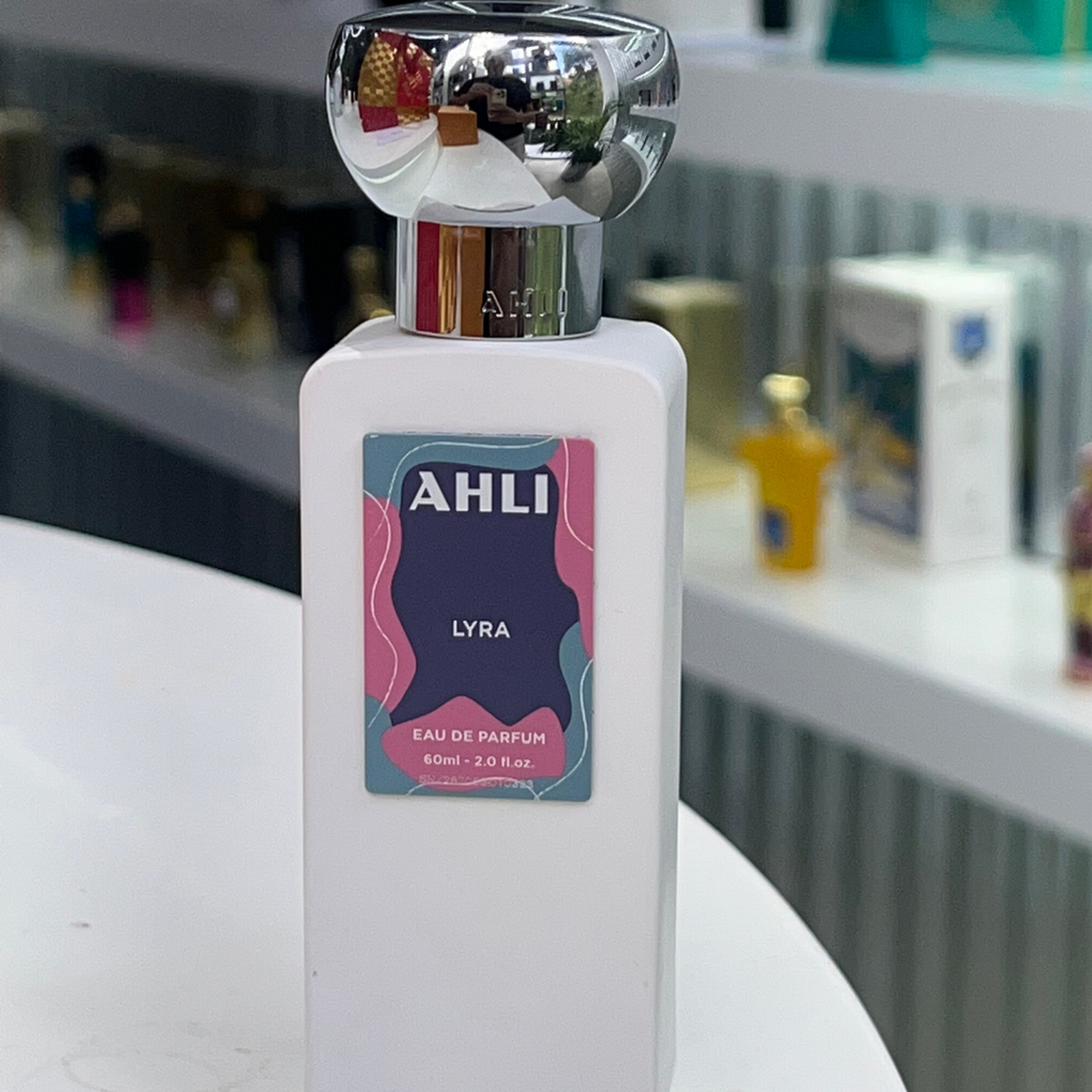 frasco de perfume ahli lyra eau de parfum ideal para hombres y mujeres que buscan distinción