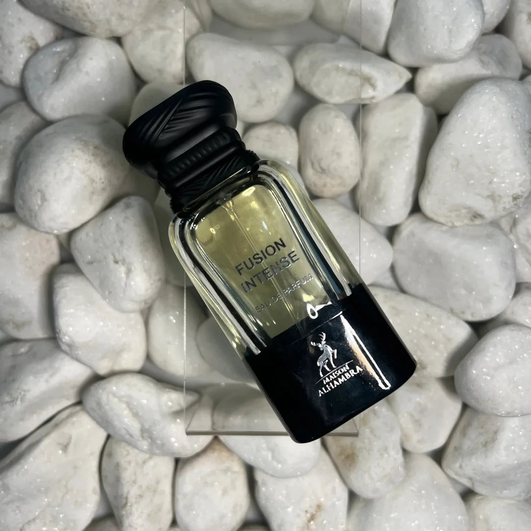 detalle cercano del frasco perfume fusion intense maison alhambra 80 ml con reflejos del vidrio y textura del envase