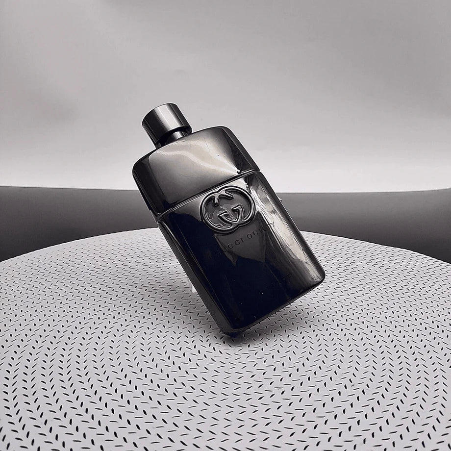 Caja del perfume Gucci Guilty Intense con detalles negros y dorados característicos