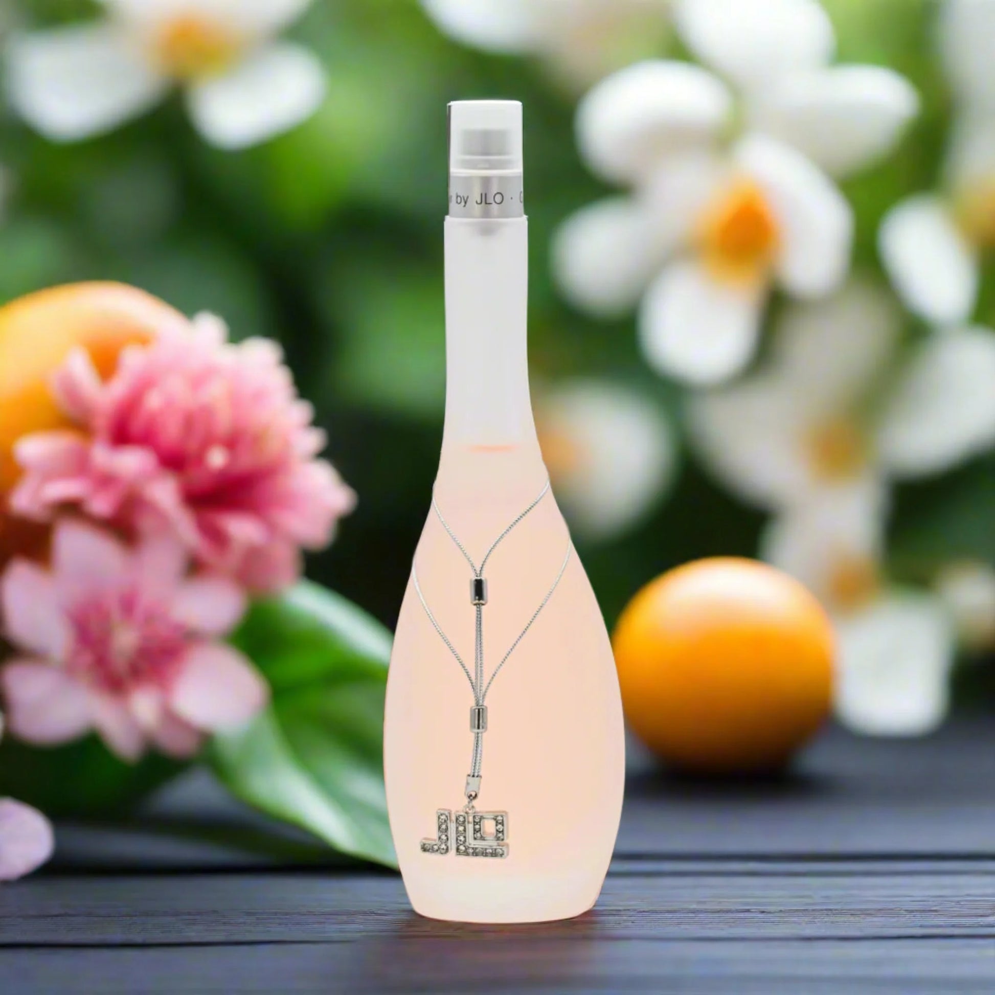frasco transparente del perfume jlo glow eau de toilette 100 ml mostrando el logotipo jennifer lopez