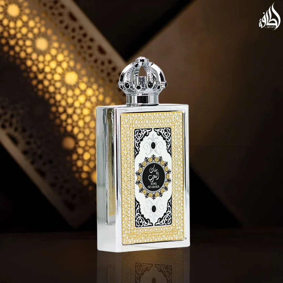 Vista frontal del perfume King Of Arabia de Lattafa mostrando su diseño elegante y logotipo dorado