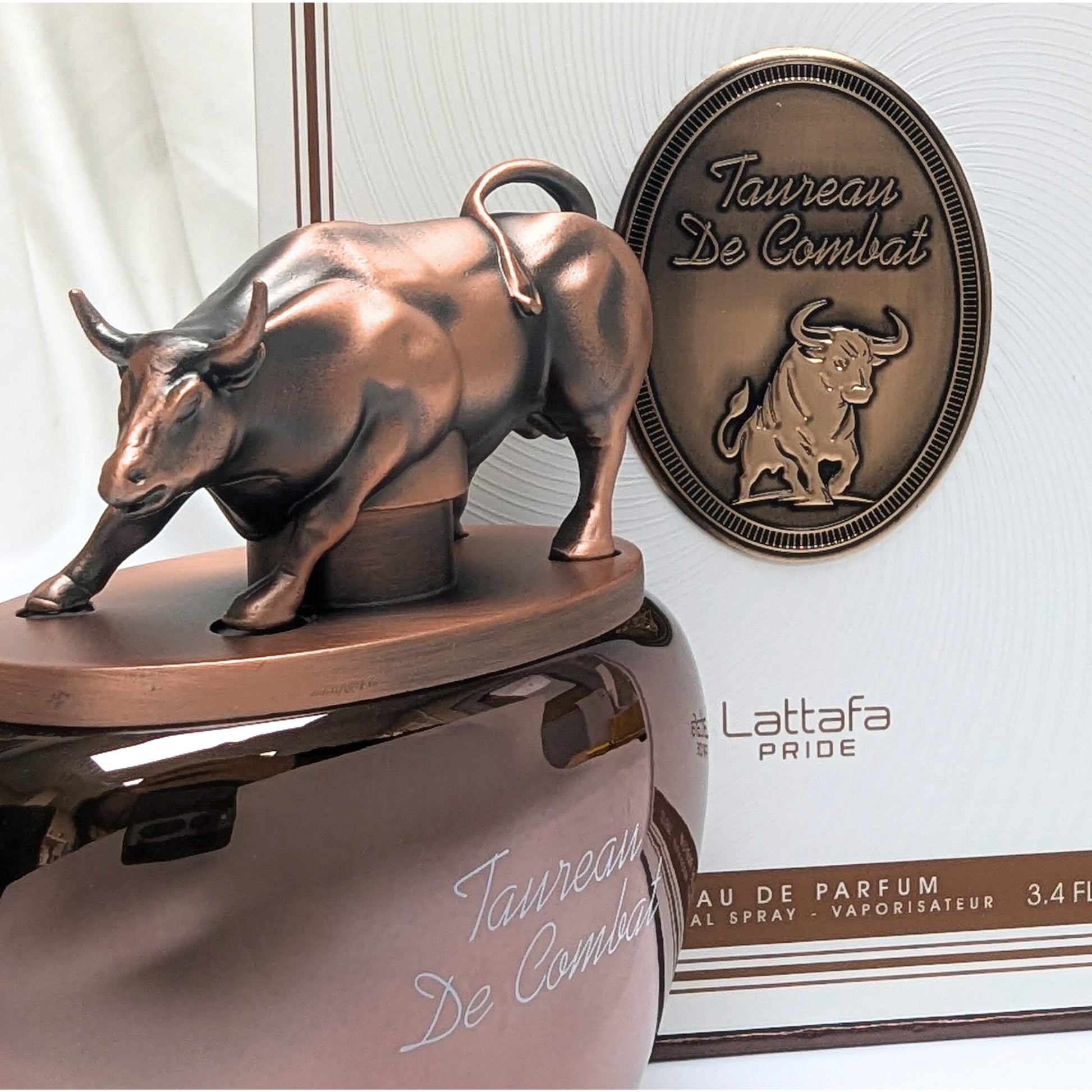 detalle del frasco del perfume lattafa taurean de combat resaltando la textura del vidrio y el logotipo grabado