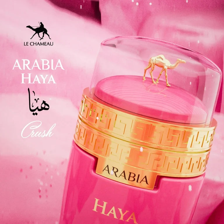 detalle del frasco haya crush le chameau con líquido rosado y etiqueta brillante rica fragancia