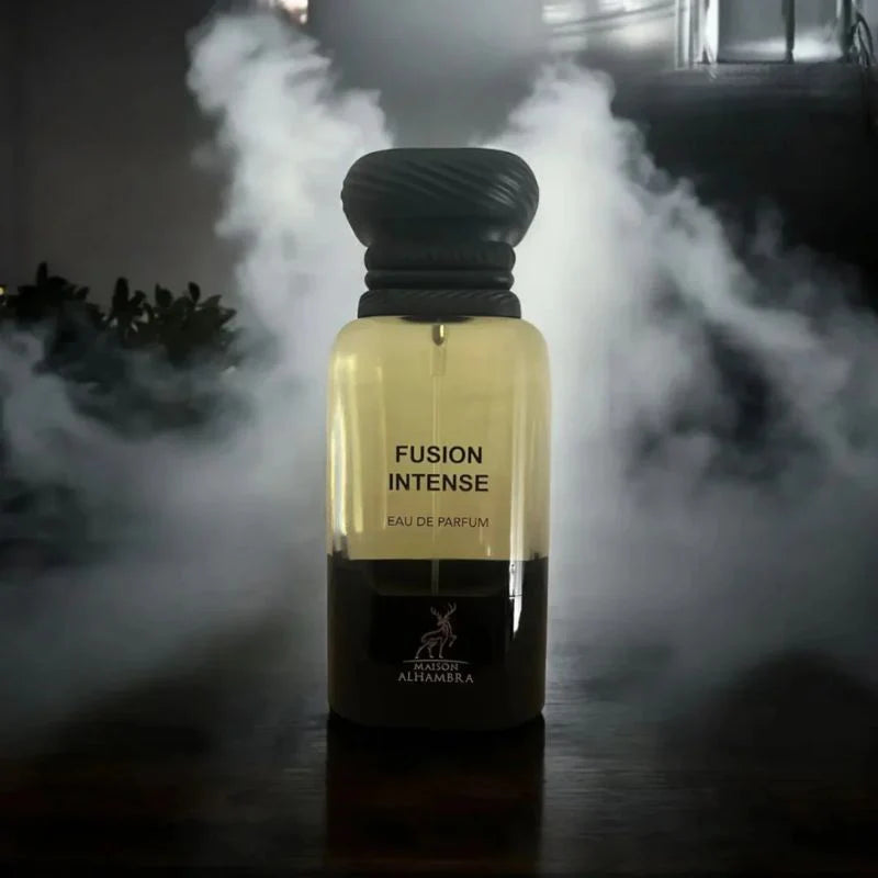 vista lateral del perfume fusion intense maison alhambra 80 ml mostrando detalles del tapón metálico y la etiqueta grabada