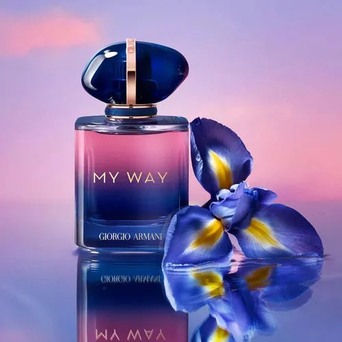 detalle del frasco perfume my way parfum armani mujer con líquido rosado y logotipo grabado