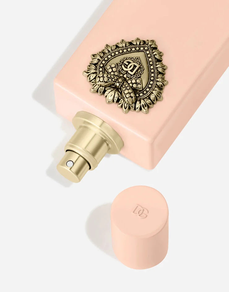 presentacion completa del perfume my devotion dolce gabbana con frasco y caja en composicion ordenada y bien iluminada