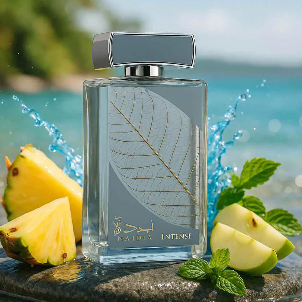 vista lateral del perfume lattafa najdia intense 100 ml destacando el diseño del frasco y la tapa plateada