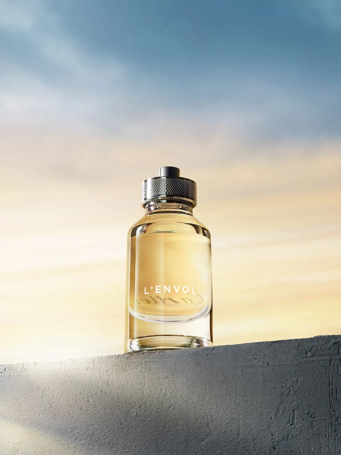 caja original del perfume cartier lenvol edt con logotipo de la marca y colores plateados y dorados