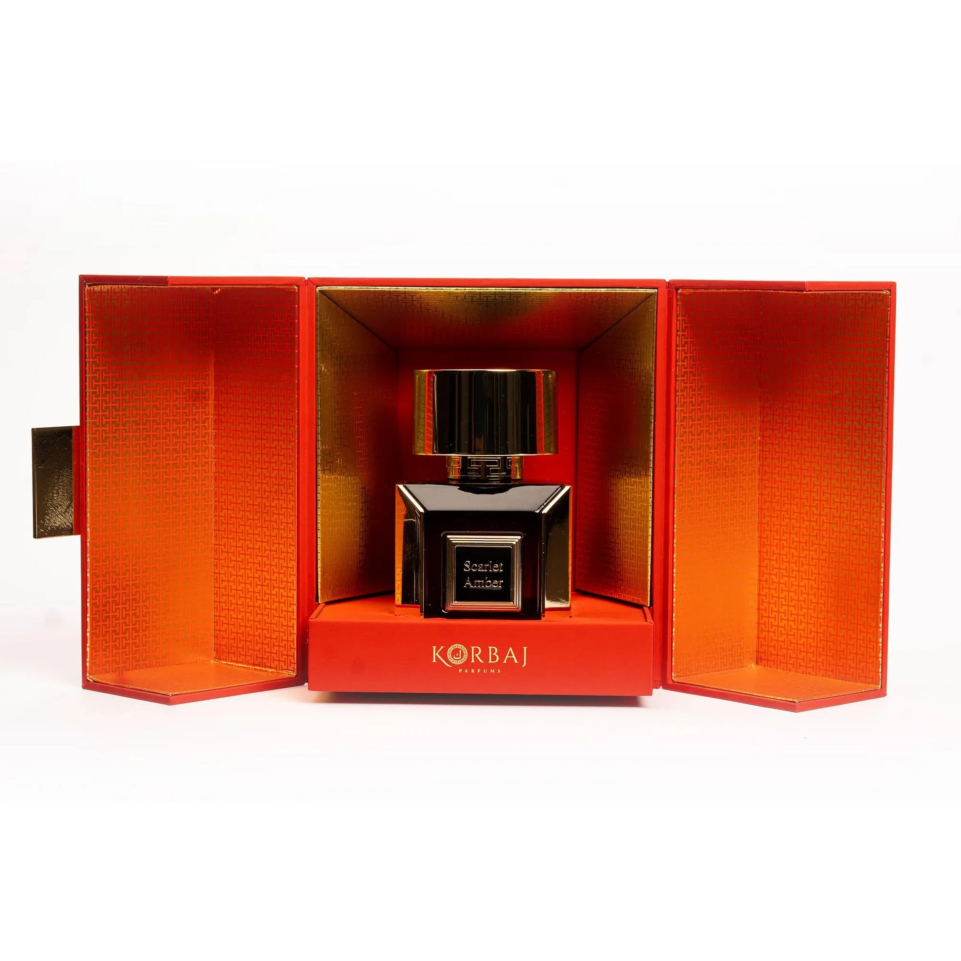 scarlet ambar perfume botella dorada presentado con etiqueta dorada y negra diseño elegante sobrio de korbaj parfums