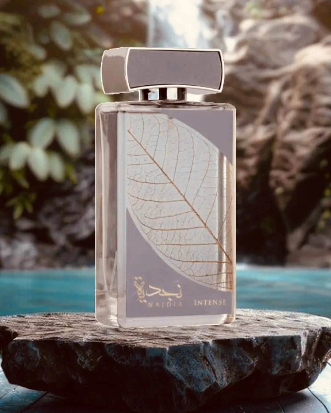 presentación completa del perfume lattafa najdia intense 100 ml junto a su caja original color negro y dorado