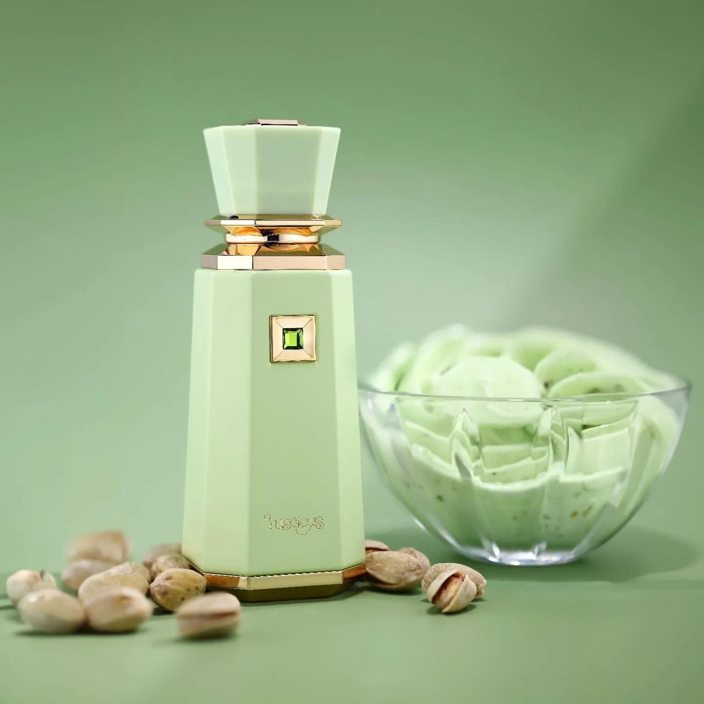 Perfume de lujo French Avenue Luscious de Fragrance World con diseño sofisticado y notas florales y frutales