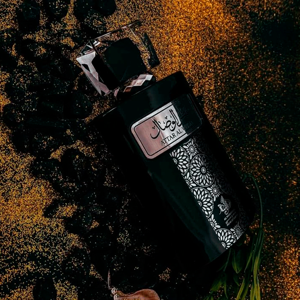 foto del perfume attar al wesal al wataniah mostrando su frasco premium y notas florales amaderadas