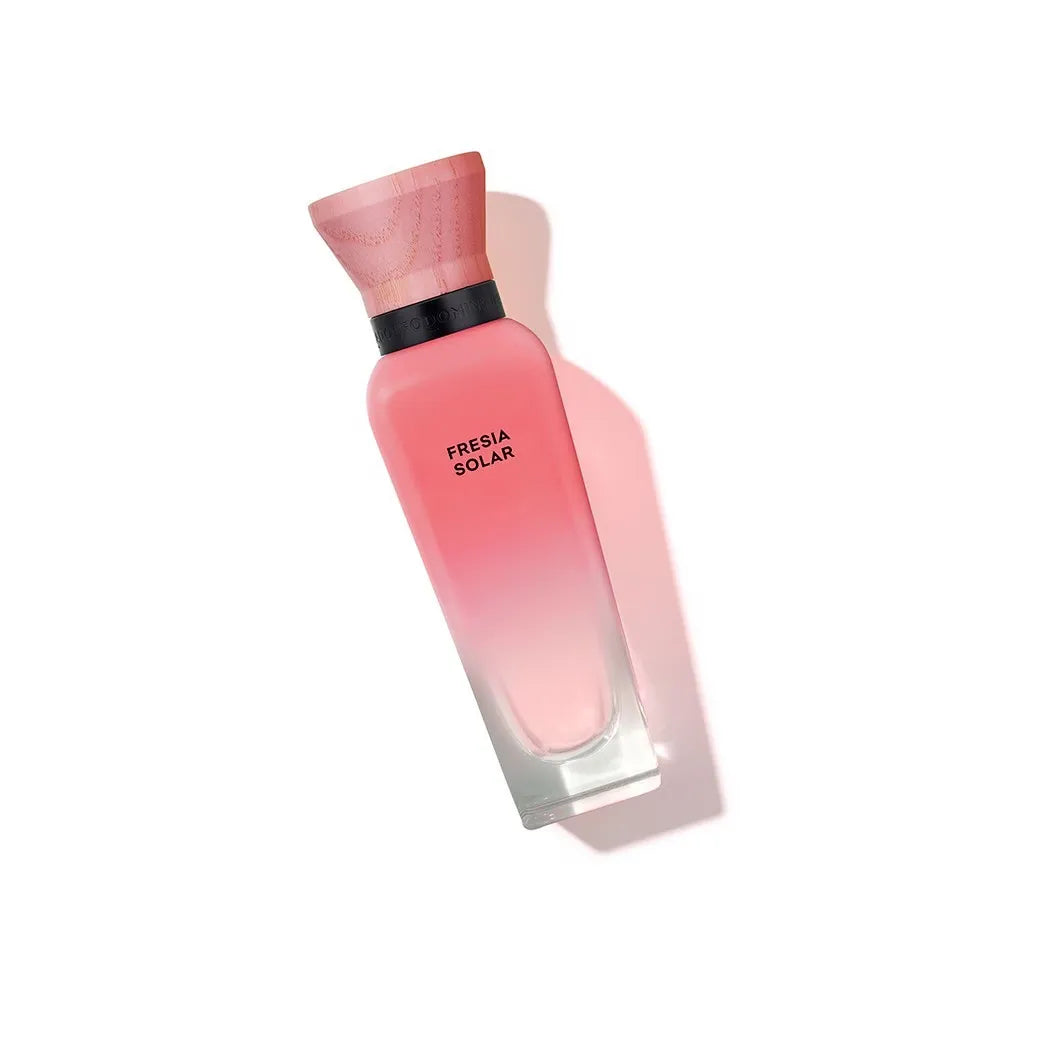 Detalle del frasco del perfume Fresia Solar Adolfo Domínguez con tapa dorada y estilo natural elegante