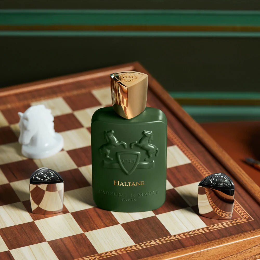 foto del perfume haltane de parfums de marly destacando su aroma amaderado aromático y estilo sofisticado
