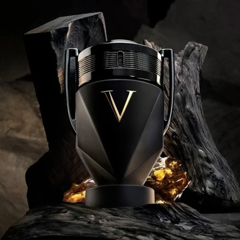 Botella del perfume Invictus Victory Absolu Parfum Intense Rabanne 100 ml diseño robusto con detalles dorados y tapa negra distintiva