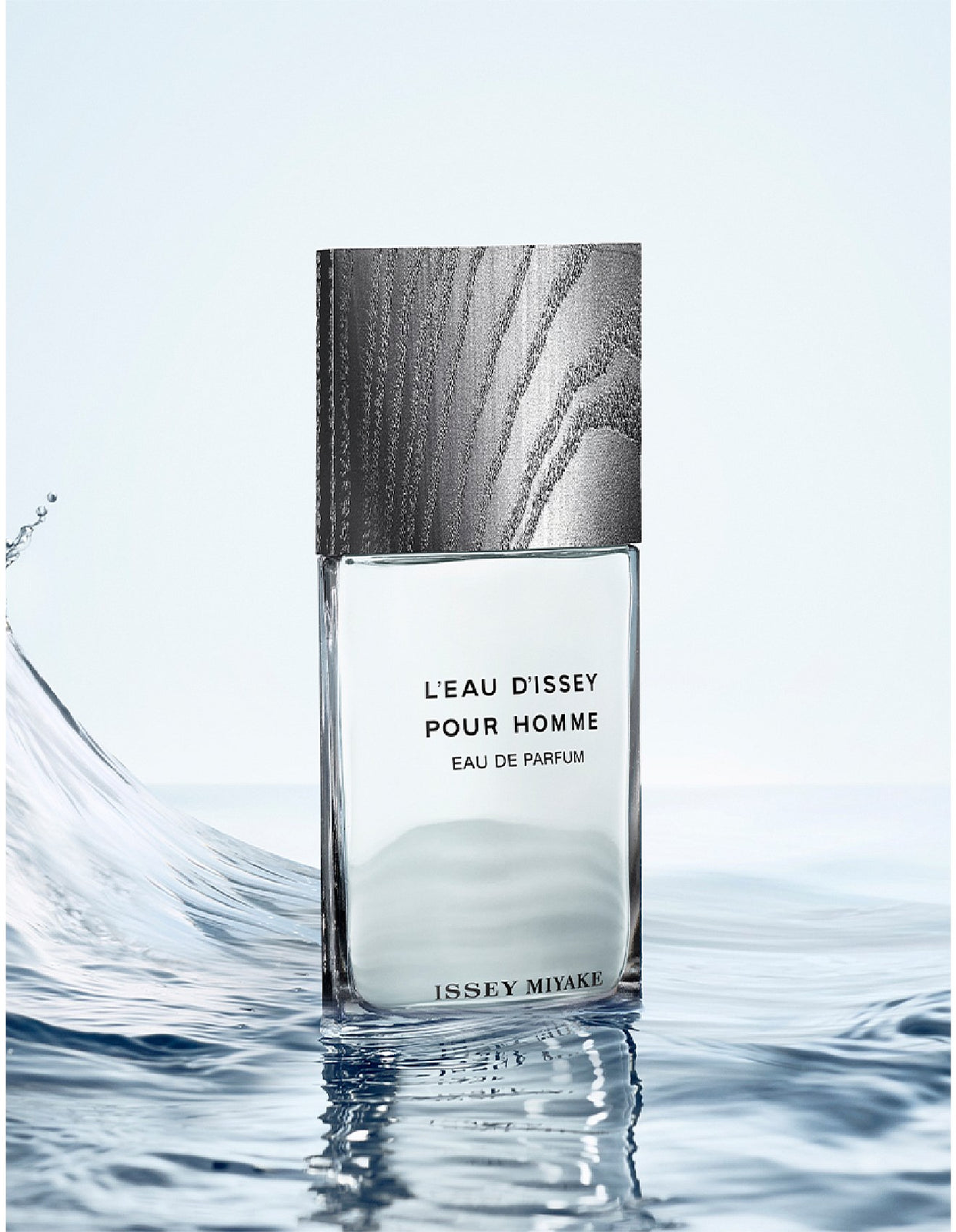 Vista frontal del perfume Issey Miyake L'Eau D'Issey Eau de Parfum 125ml con su diseño minimalista