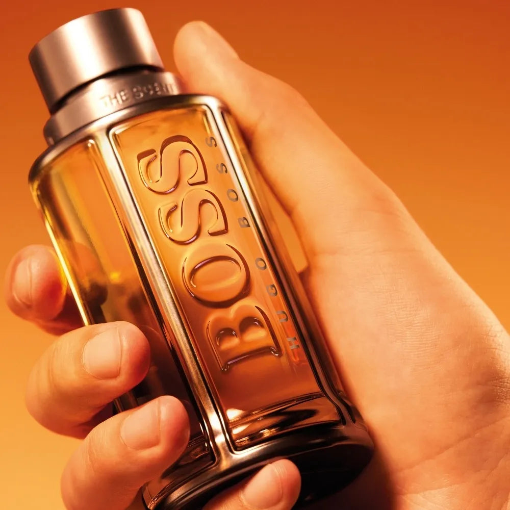 Detalle del tapón metálico del perfume Hugo Boss The Scent de 200ml for him resaltando el acabado brillante y el diseño premium del envase