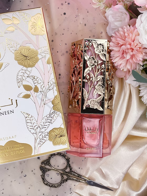Perfume Asdaaf Raneen EDP 100ml frasco elegante con estampado floral y tapón dorado