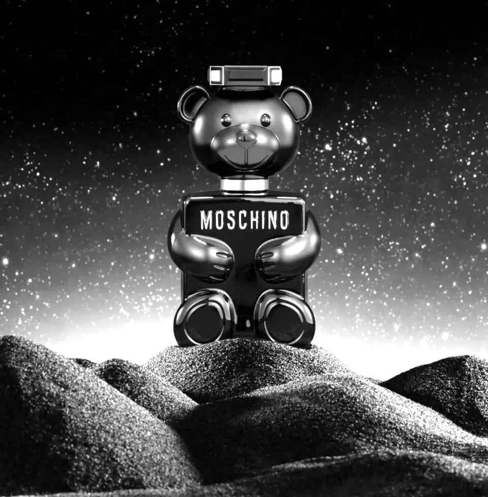 Vista frontal del perfume Toy Boy Moschino fragancia masculina moderna y sofisticada