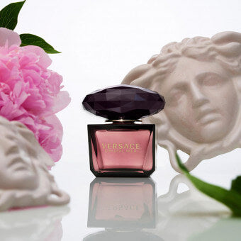 Fragancia femenina Versace Crystal Noir con notas de gardenia sándalo y ámbar