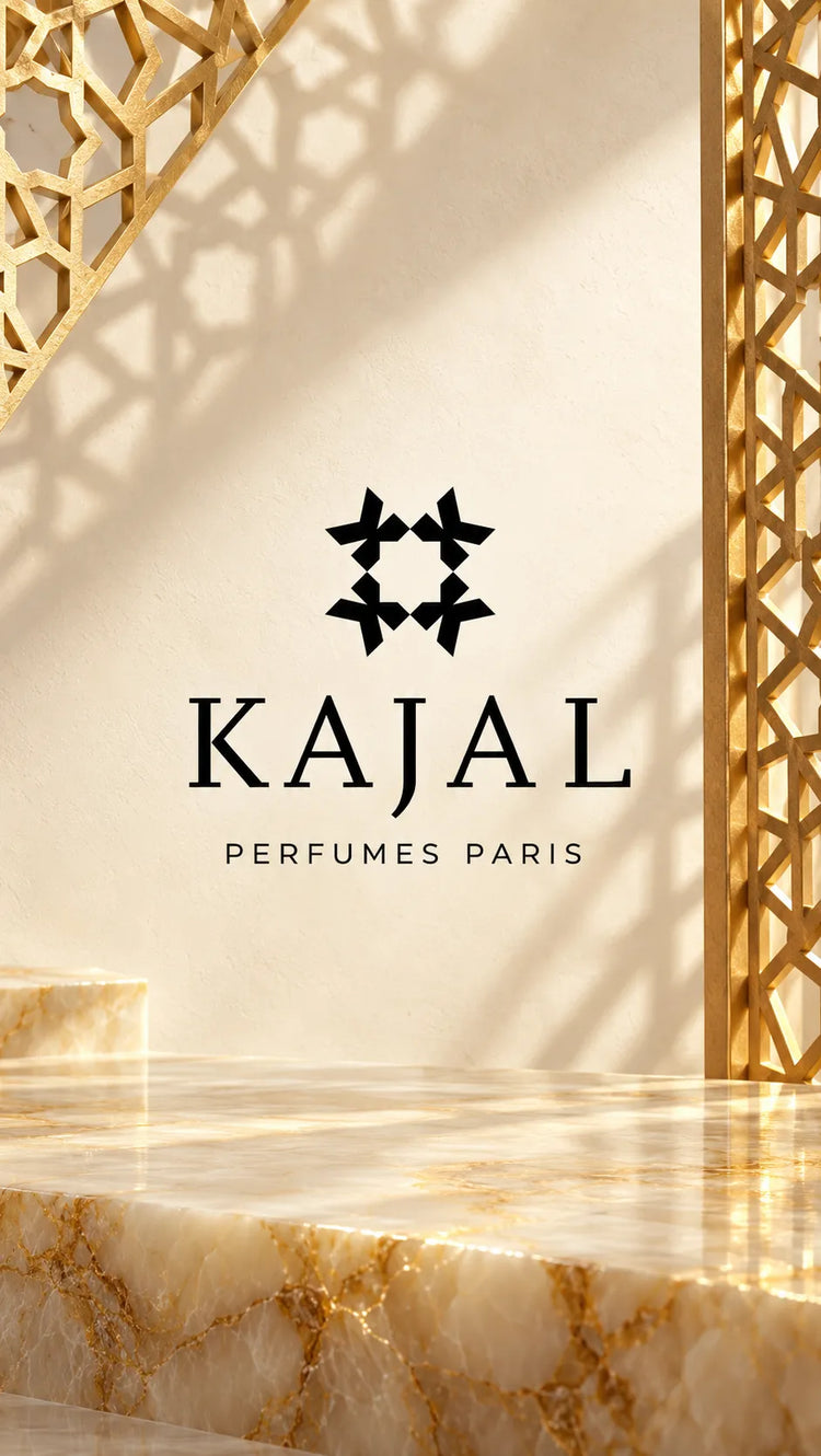 Logotipo negro de Kajal Perfumes Paris sobre fondo marfil, enmarcado por celosías doradas y una base de piedra con vetas doradas.
