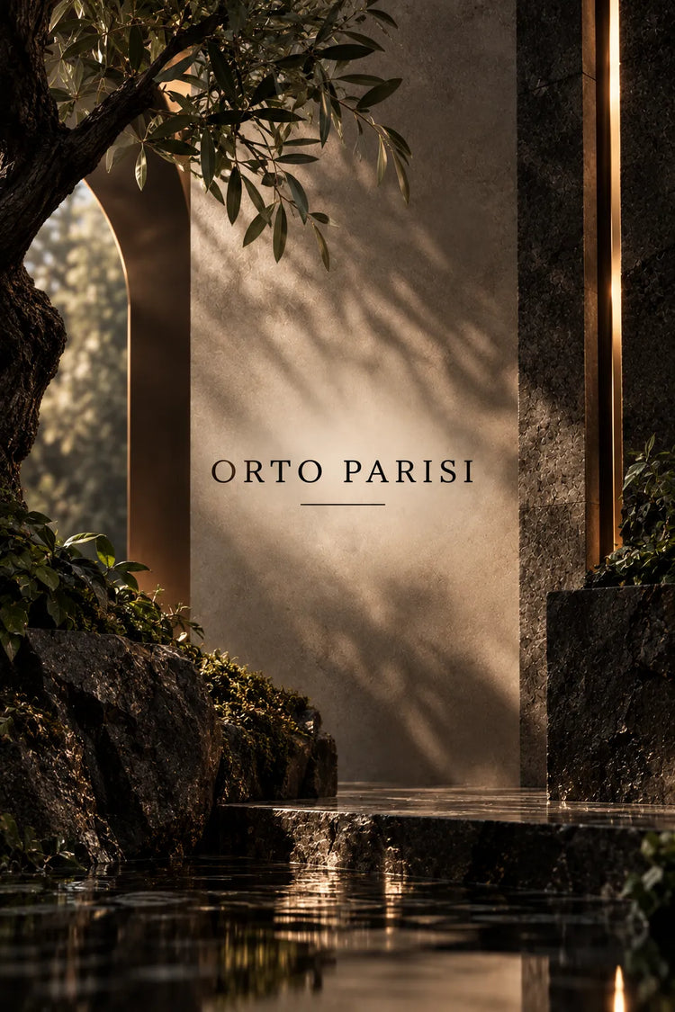 Colección de perfumes Orto Parisi unisex con logotipo de la marca sobre un escenario elegante de piedra, vegetación mediterránea, agua y luz cálida.