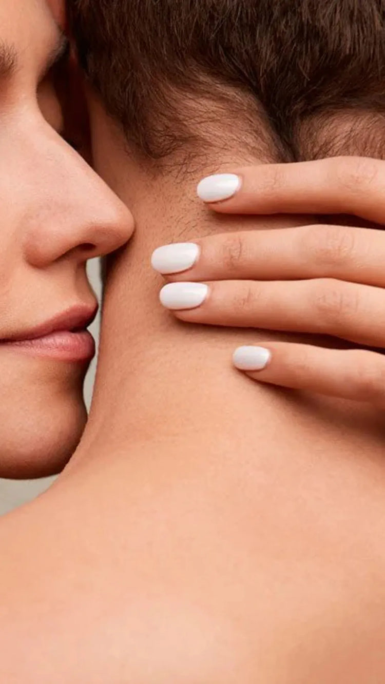 imagen de perfumes unisex originales fragancias de hombre y mujer frascos de colores y diferentes tamaños resalta la elegancia y glamour central perfumes