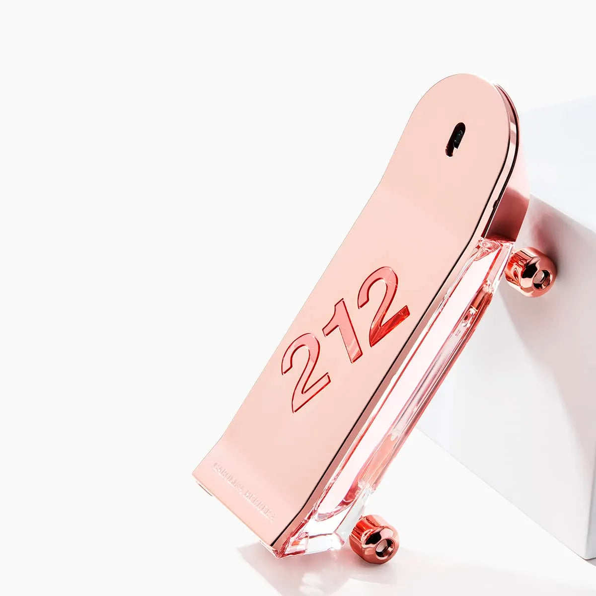 Imagen de estudio del perfume 212 Heroes Mujer de 80ml en ángulo diagonal sobre fondo neutro