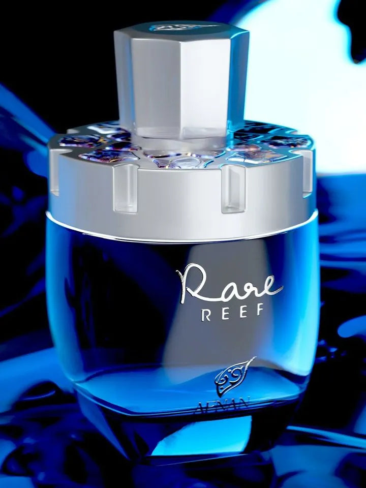 vista lateral del perfume de 100ml rare reef de afnan mostrando el brillo plateado de la tapa y el color azul elegante de su frasco
