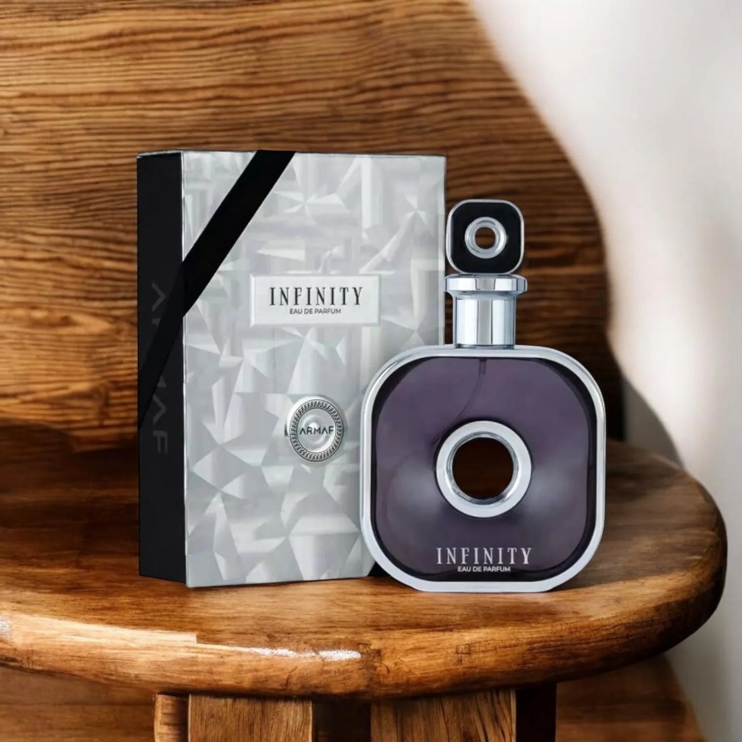 Infinity Black de Armaf es considerado una opción aún más intensa y sofisticada. Tiene una composición más amaderada y especiada
