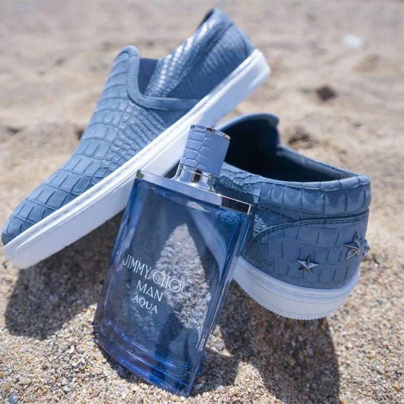 frasco del perfume Jimmy Choo Man Aqua presentación y vista frontal mostrando el color azul elegante