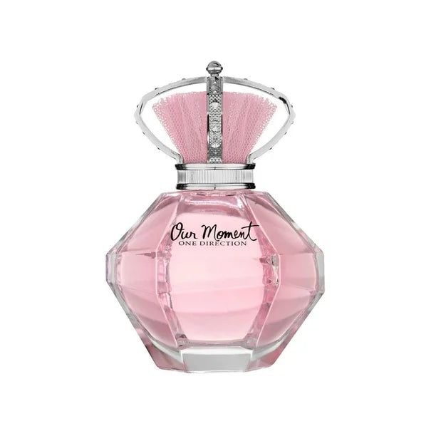 Vista frontal de Our Moment mostrando su frasco rosado y elegante