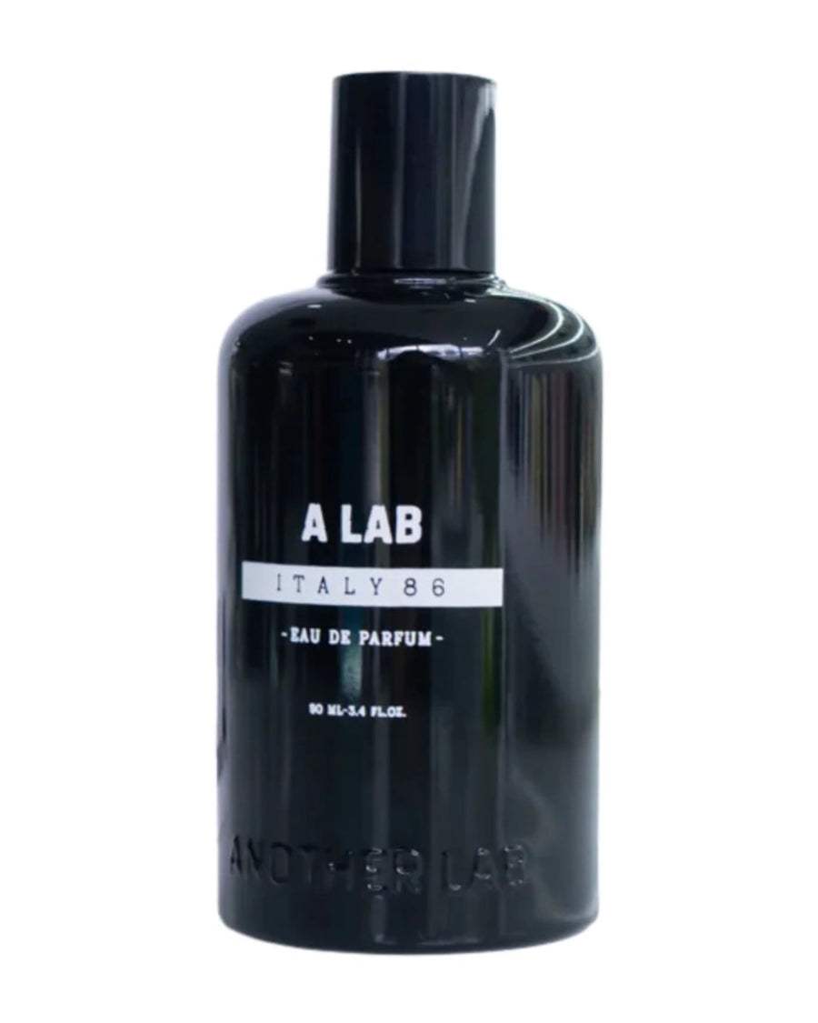 Detalle del frasco Another Lab Germany 92 Eau De Parfum 90ml