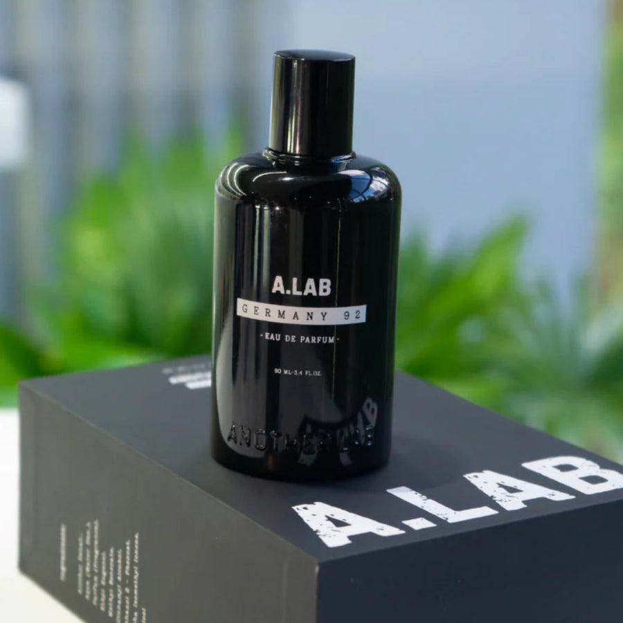 Vista lateral del perfume Another Lab Germany 92 Eau De Parfum 90ml