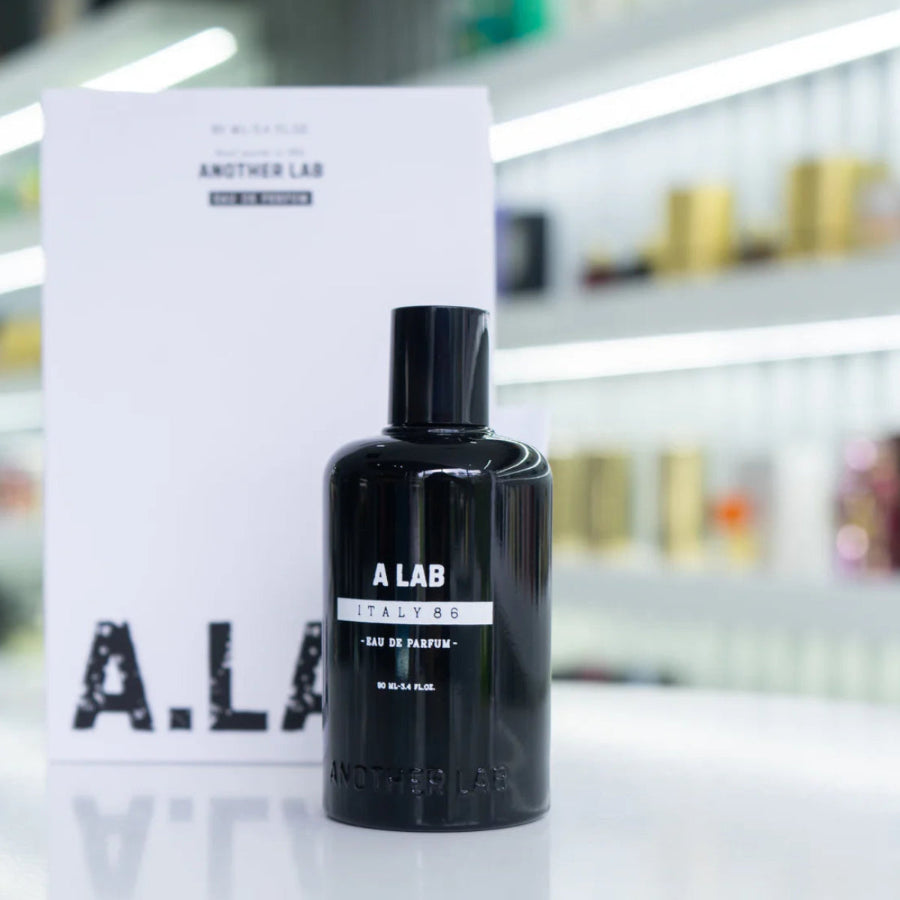 Detalle del frasco Another Lab Italy 86 Eau De Parfum 90ml