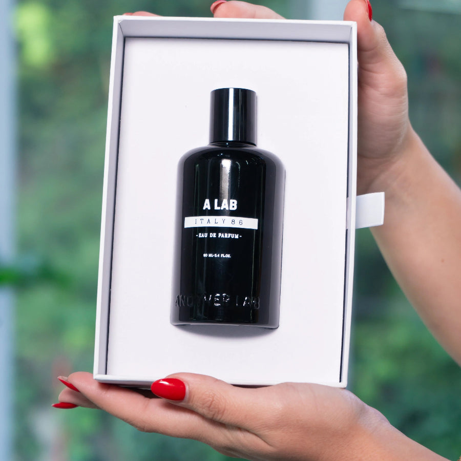Vista lateral del perfume Another Lab Italy 86 Eau De Parfum 90ml