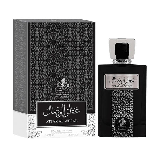 imagen del perfume attar al wesal al wataniah 100 ml mostrando su frasco elegante y diseño árabe tradicional