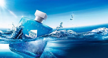 Detalle del frasco del perfume Azzaro Chrome Under The Pole mostrando su tapón y grabado elegante