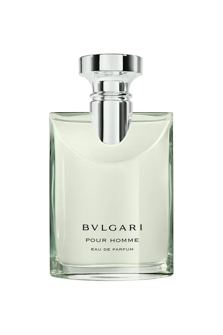 imagen del perfume bvlgari pour homme Edp sobre fondo claro mostrando su estilo elegante masculino