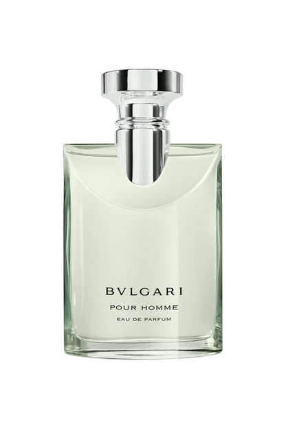 imagen del perfume bvlgari pour homme Edp sobre fondo claro mostrando su estilo elegante masculino