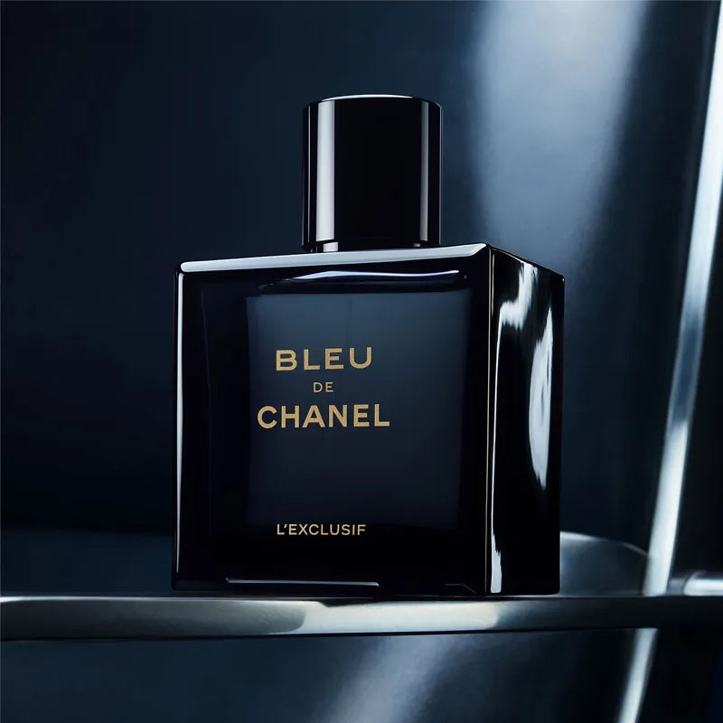Detalle del frasco Bleu de Chanel L'Exclusif perfume masculino sofisticado