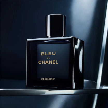 Detalle del frasco Bleu de Chanel L'Exclusif perfume masculino sofisticado