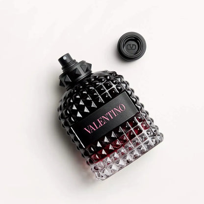 Caja de presentación oficial del perfume para hombre Valentino Born In Roma Intense Uomo EDP 100ml